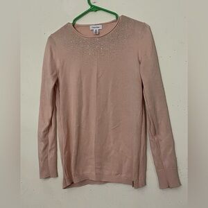 Calvin Klein Light Pink Embellished Knit Top.
Size :M
Color: PINK
Bust:16 x 24.